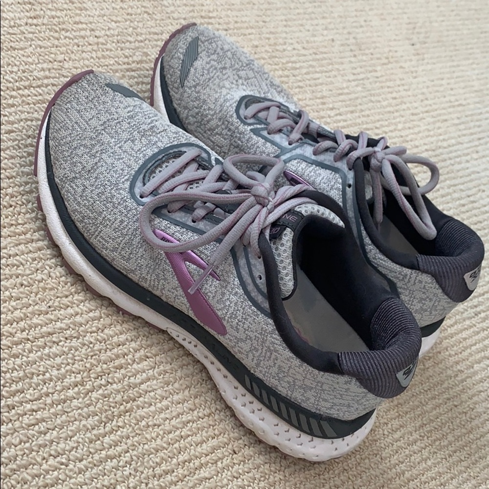 Worn once BROOKS adrenaline sneakers